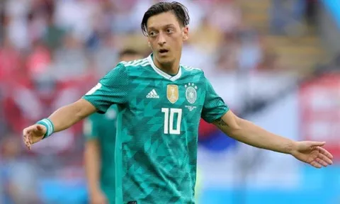 Mesut Ozil: Phận đời cay đắng của kẻ ngụ cư!