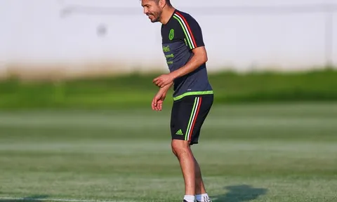 Mexico chơi 'trò lạ' trên sân tập