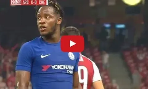 Michy Batshuayi chơi rất hay trước Arsenal