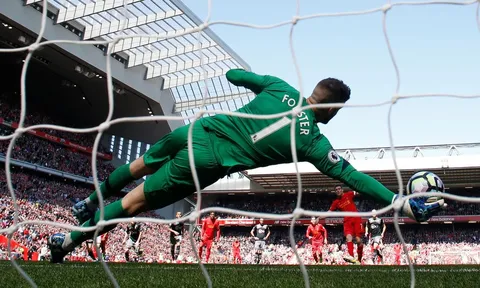 Milner sút hỏng phạt đền, Liverpool run rẩy chờ đại chiến Arsenal vs Man United
