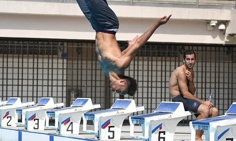 Mkhitaryan "lác mắt" khi nhìn Aubameyang "Santo" cực ngầu trên mặt nước