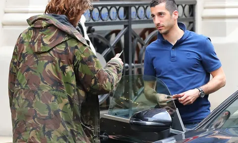 Mkhitaryan lại 'ghi điểm' với người dân thành phố Manchester