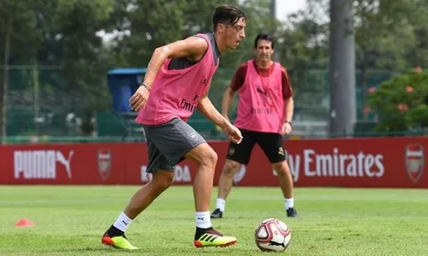 4 điều thú vị từ buổi tập của Arsenal: Ozil trở lại; Mkhitaryan bị ném vào... thùng rác