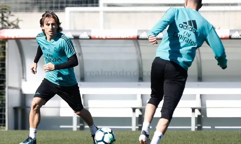 Modric cày nát sân tập Real, bác tin chấn thương