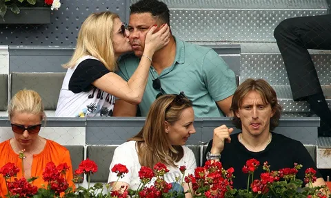 Modric ngượng ngùng trong lúc Rô 'béo' tình tứ với bạn gái