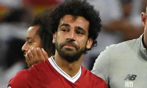 Mohamed Salah đã làm gì trong phòng thay đồ khi phải rời sân sớm vì chấn thương?