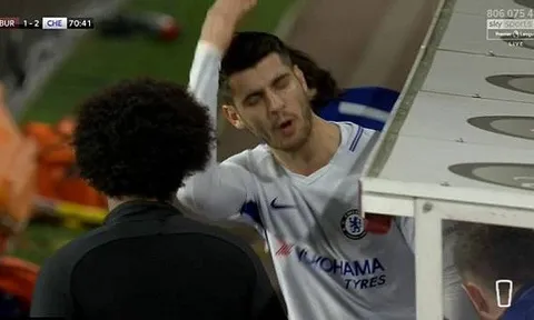 Morata ném giày, ném luôn niềm tin của Conte