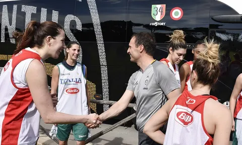 Một loạt 'chân dài' tiếp sức Juve trước chung kết Coppa Italia