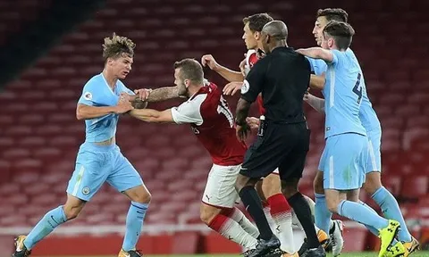 Một mình đánh hai cầu thủ Man City, Wilshere bị đuổi đầy xấu hổ