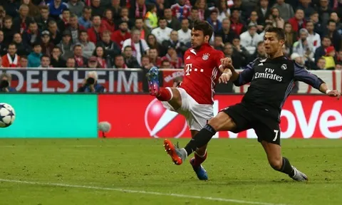 Một Ronaldo khác lạ đánh sập sào huyệt Bayern