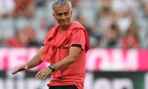 Trong cơn túng quẫn, HLV Mourinho hỏi mua hậu vệ Chelsea