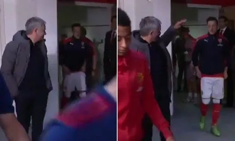 Mourinho bất ngờ chờ đón Oezil ở đường hầm