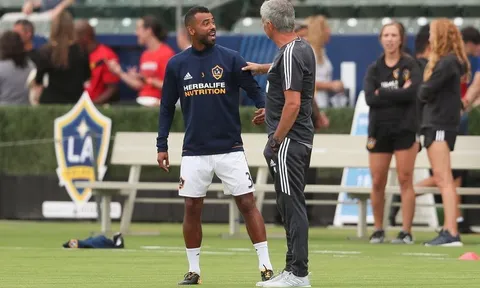 Mourinho đã nói gì khi gặp lại Ashley Cole?