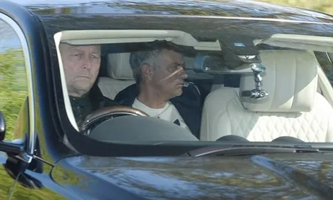 Mourinho đăm chiêu trên đường đến sân tập Carrington
