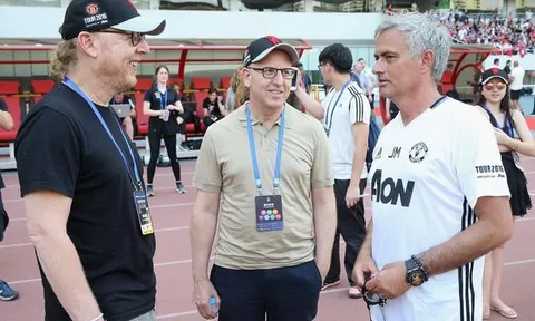Mourinho đang "chơi dao" khi tạo kẻ thù trong nội bộ Man Utd