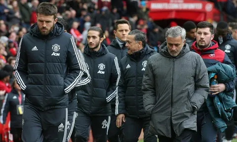 Mourinho đưa con trai 18 tuổi vào ban huấn luyện MU