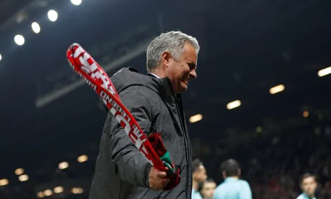 Mourinho khen ngợi Ajax, không quên 'đá xoáy' trọng tài hại M.U ở cúp FA