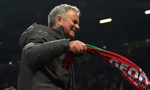 Mourinho khóc như trẻ con khi Man Utd vô địch Europa League