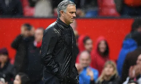 Mourinho: "Lên cung trăng...Man United xứng đáng bị trừng phạt"
