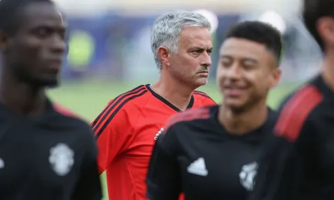 Mourinho lúc cười lúc đăm chiêu trước đại chiến với Real