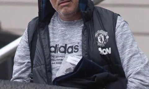 Mourinho méo mặt đội mưa đến sân tập