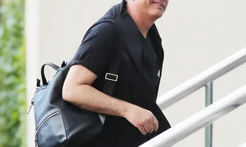Mourinho nháy mắt đầy tự tin trước thềm Derby