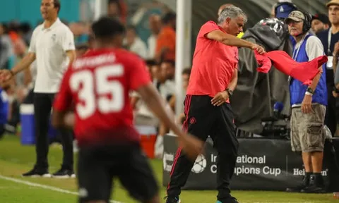 Mourinho 'quậy phá' ngoài đường pitch, Lopetegui ứng xử ra sao?