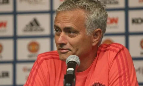 Mourinho thuyết phục "người thừa" Man Utd: 'Cậu vẫn có tương lai'