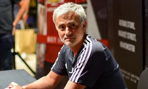 Mourinho tiều tụy trong ngày trở lại Manchester