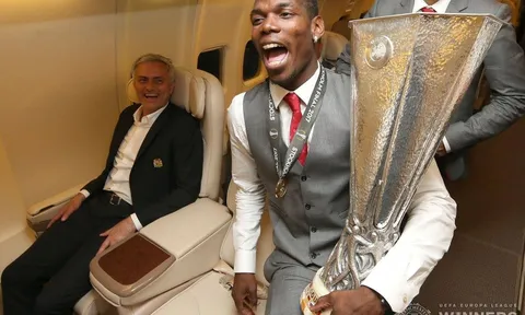 Mourinho trìu mến nhìn Pogba khoe cúp trên đường trở lại Anh