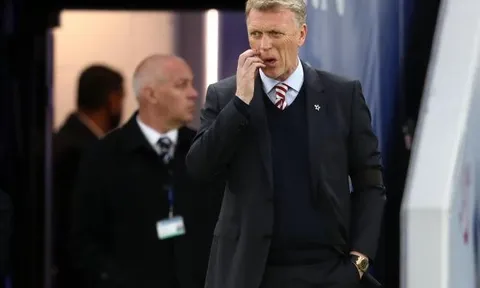 Moyes tố trọng tài 'giúp đỡ' Man United