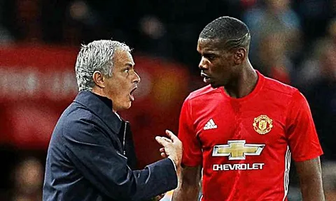 MU hạ Leicester: Mourinho hạ mình và cái trừng mắt của Pogba