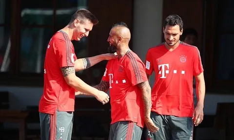 M.U hay Barca? Vidal có động thái lạ trên sân tập Bayern Munich