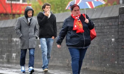 Mưa bắt đầu xuất hiện tại Old Trafford