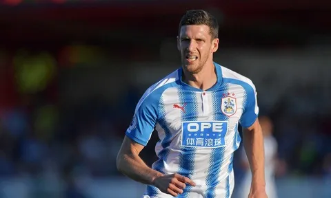 Mùa giải sắp bắt đầu, đội trưởng Huddersfield đã vội giải nghệ
