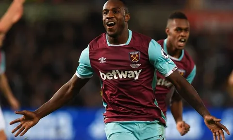 "Dòm ngó" sao West Ham, Chelsea bị "dằn mặt"