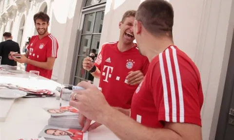 Muller, Ribery phấn khích vì mỏi tay ký tặng NHM