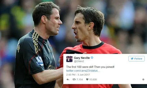 Mừng sinh nhật Liverpool, Neville khiến Carragher phải muối mặt
