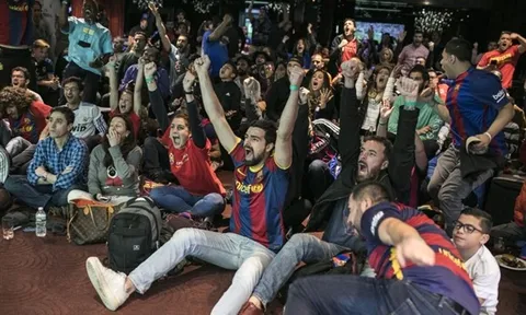 Muôn vàn sắc thái của CĐV Barcelona trong thắng lợi trước Real