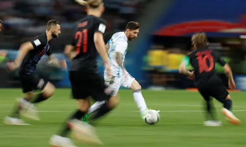 Giỏi ban phát, nhưng Messi lạc lối trong giấc mơ của mình
