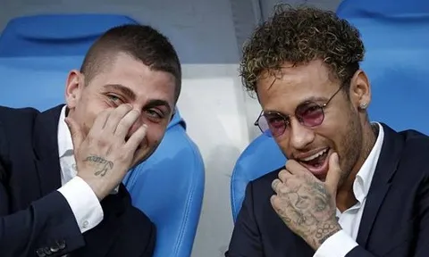 Neymar gượng gạo nhận cúp quốc gia Pháp cùng đồng đội