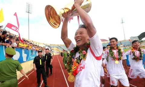 Chùm ảnh: Sân Thiên Trường rực lửa ngày Nam Định lên V-League