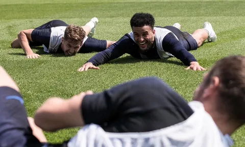 Nằm sấp mặt trên sân cỏ, Kyle Walker vẫn cười toe toét