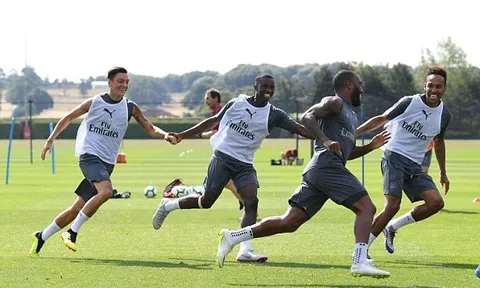 Nắm tay tung tăng trên sân tập, Ozil và đồng đội đợi sẵn Man City