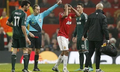 'Người yêu bỏ không đau bằng thẻ đỏ Nani'