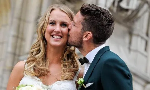 Napoli điêu đứng vì... WAGs