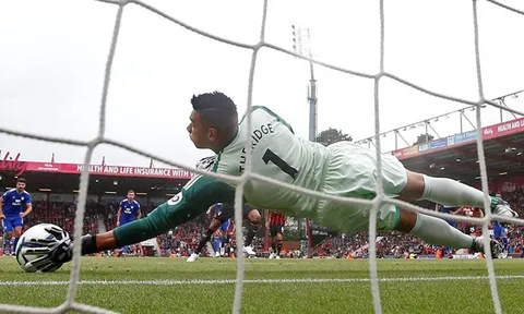 Thủ môn Philippines nhận 2 bàn thua khi ra mắt Premier League