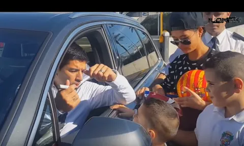 Nếu bạn ghét Suarez, hãy xem clip này