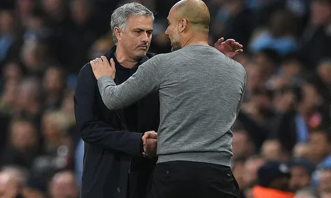 Neville hy vọng Mourinho và Guardiola tiếp tục là 'kẻ thù' vào mùa tới