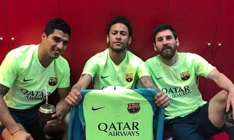 Neymar bắt chước pha ăn mừng 'phơi áo' của Messi